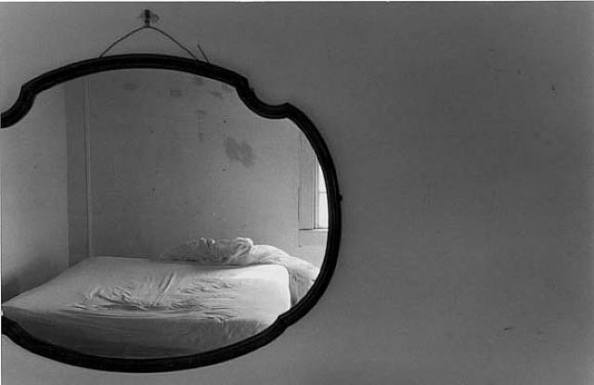 eva-rubinstein-bed-in-mirror-rhode-island-1972